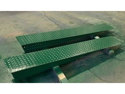 SHIPPING CONTAINERS 6ft car ramp set